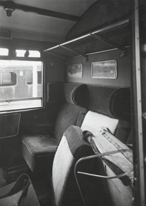 172386 Interieur van een uit Duitsland teruggevoerd beschadigd rijtuig mat. 1924 ( Blokkendozen ) van de N.S.